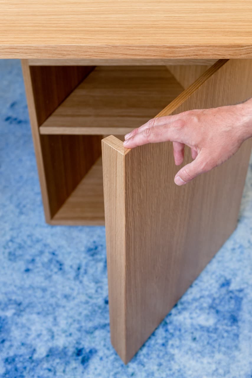 Caisson de bureau en bois avec porte ouverte
