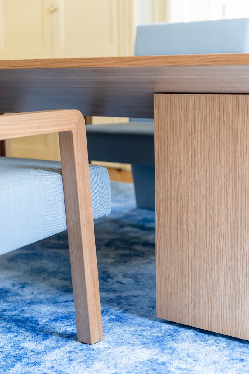 Pied de bureau en bois et fauteuil tapissé bleu