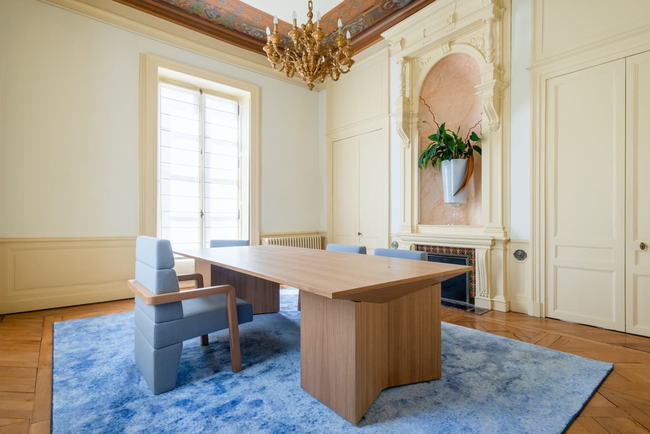 Bureau en bois massif dans un salon classique avec cheminée