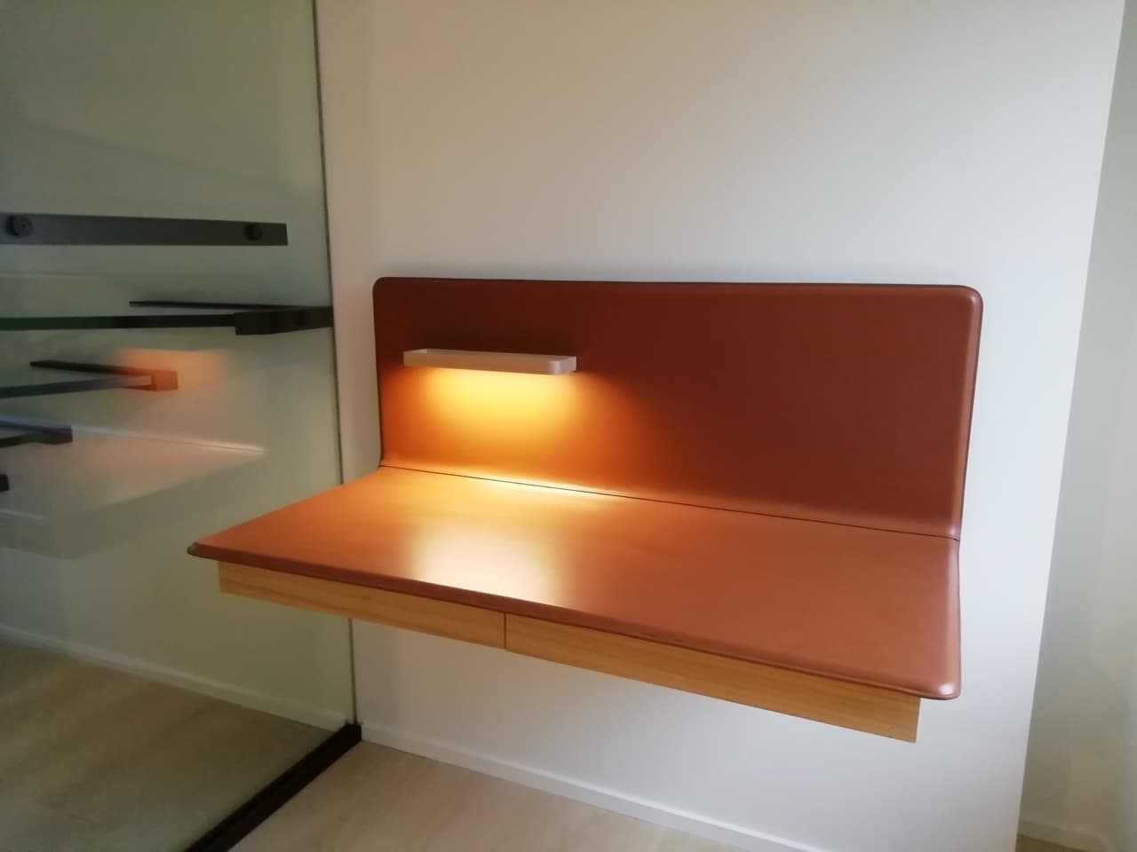 Bureau mural en cuir avec éclairage intégré