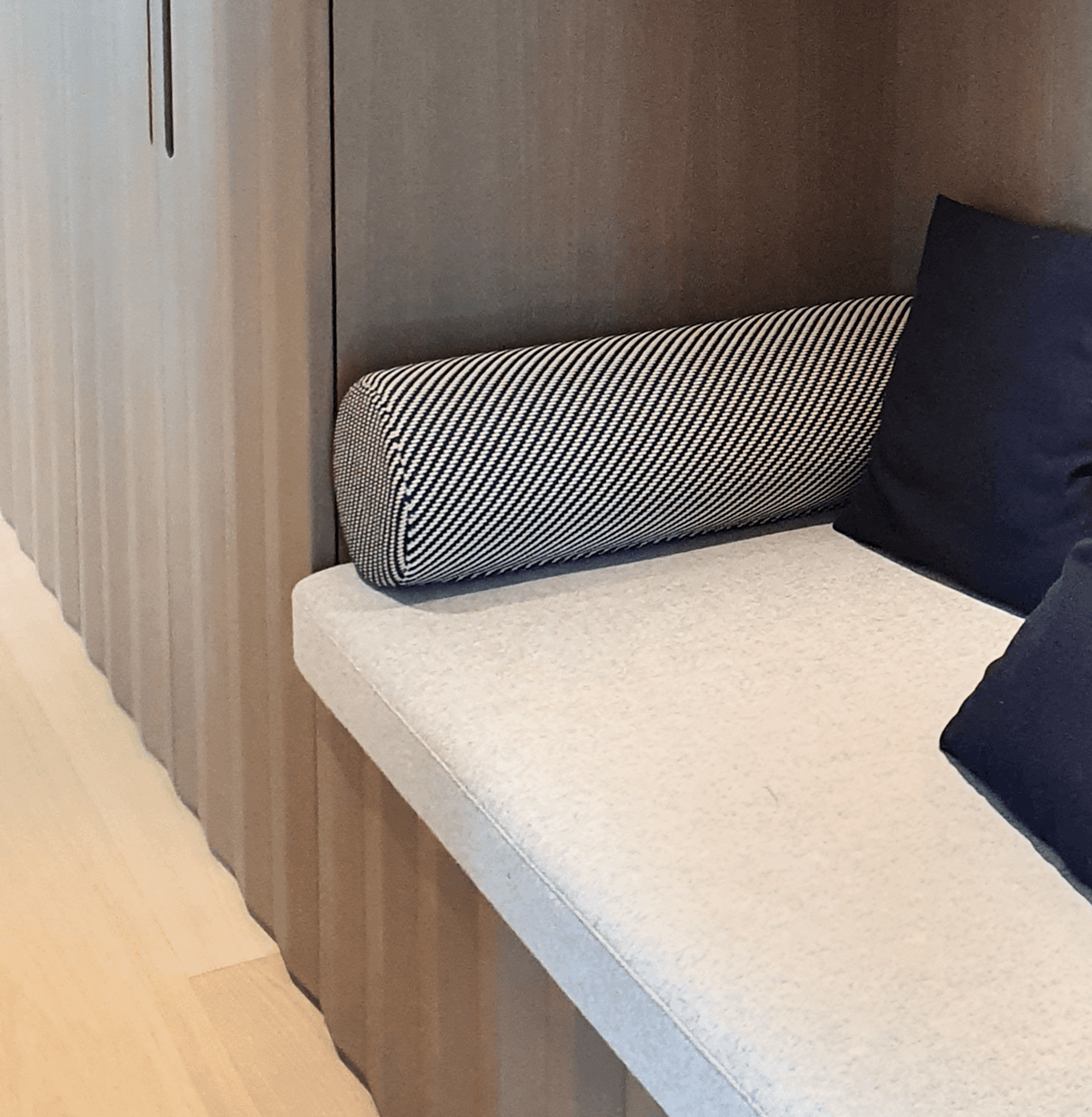 Banquette intégrée dans une niche habillée de bois