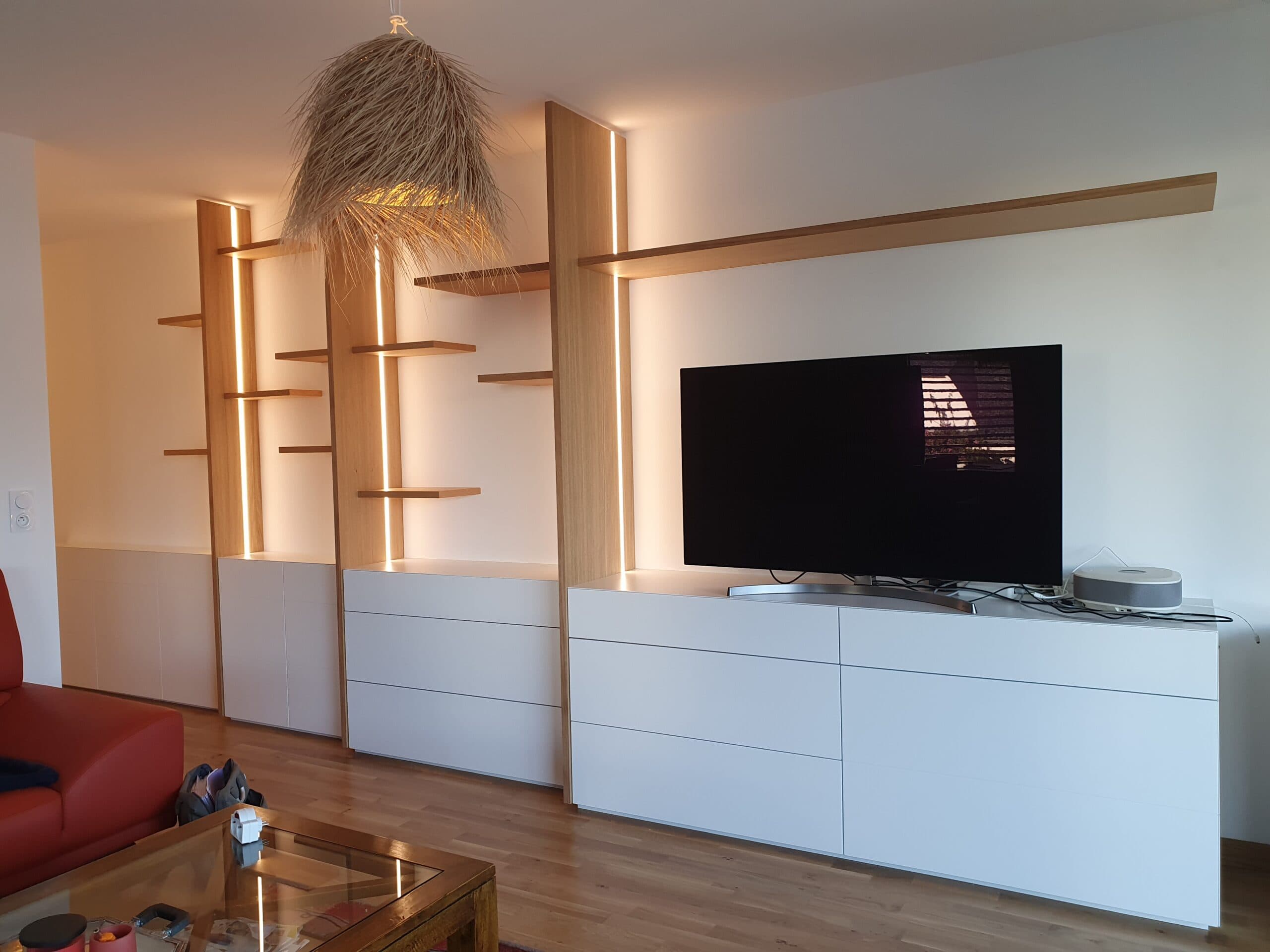 Meuble TV blanc avec colonnes éclairées et étagères en bois