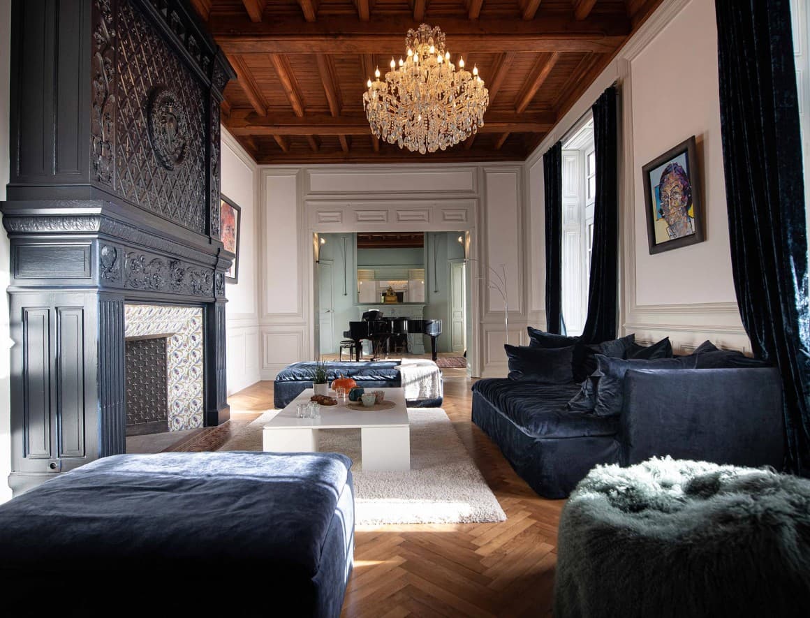 Grand salon avec cheminée noire et table basse sur mesure