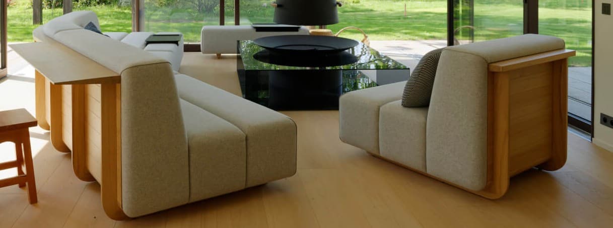 Banquettes modulables en bois et tissu clair dans un séjour