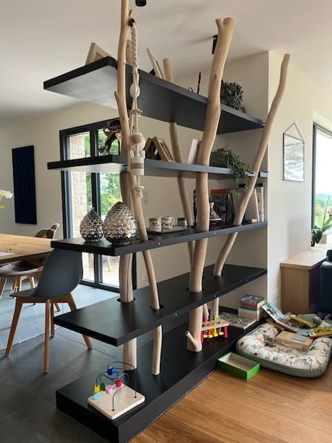 Étagère séparatrice en bois et branches naturelles
