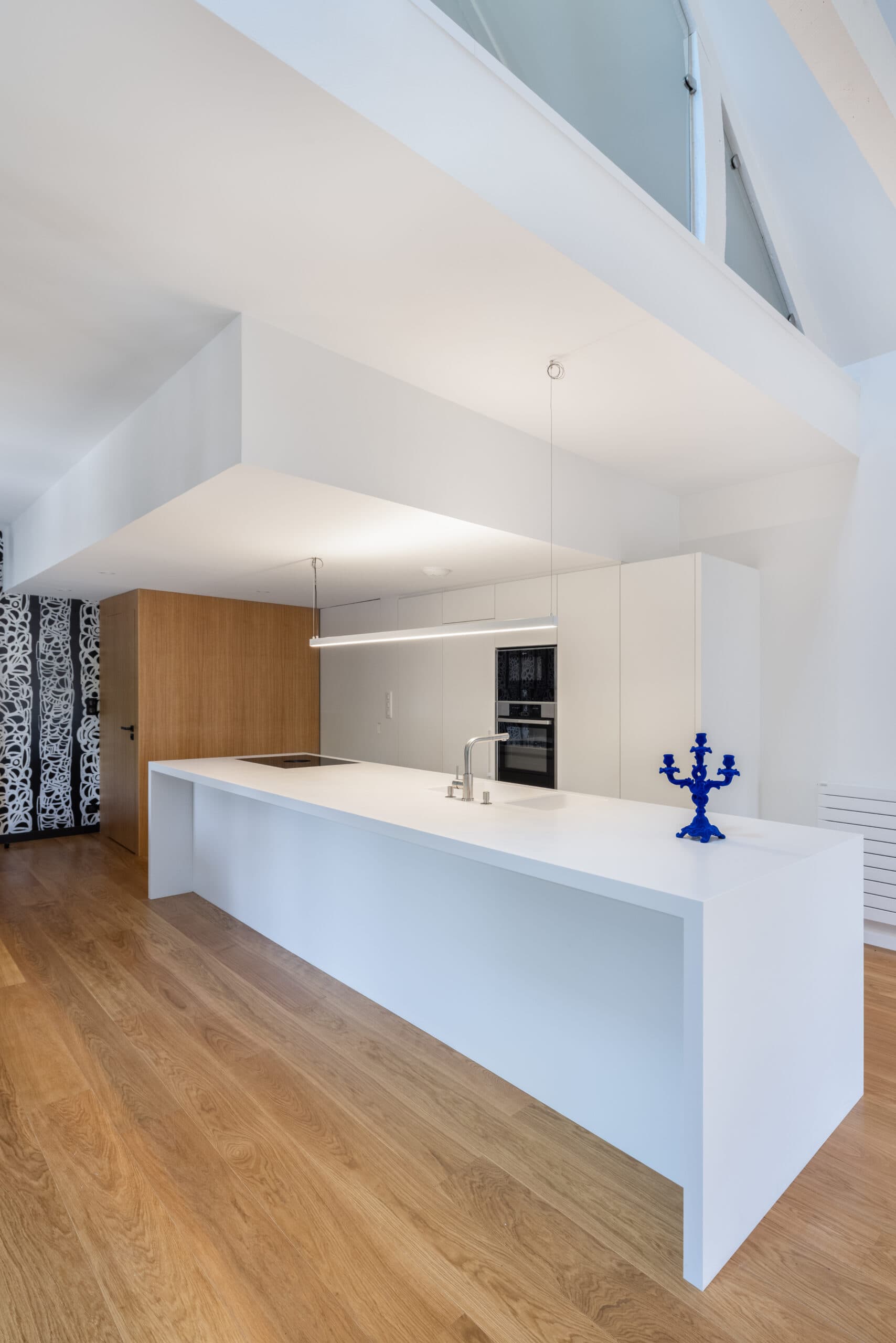 Îlot blanc en longueur sous une mezzanine