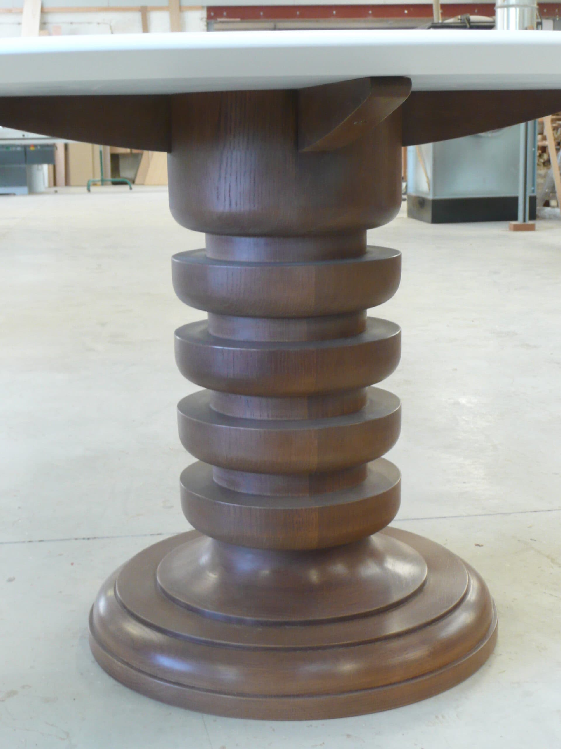 Pied de table tourné en bois massif