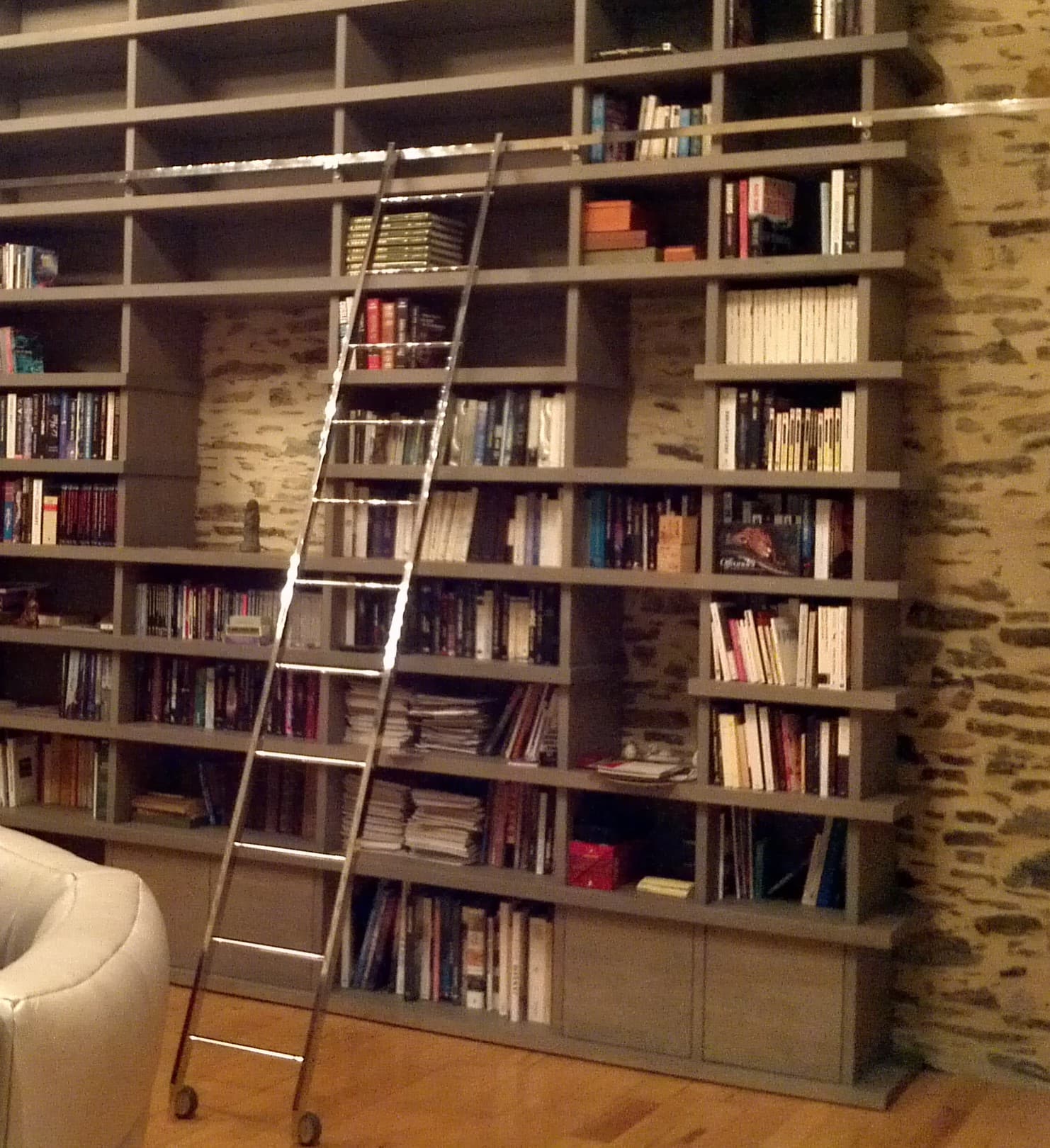 Bibliothèque murale en bois avec échelle coulissante