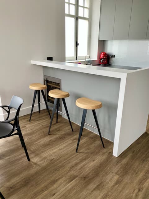 Plan snack blanc avec tabourets en bois