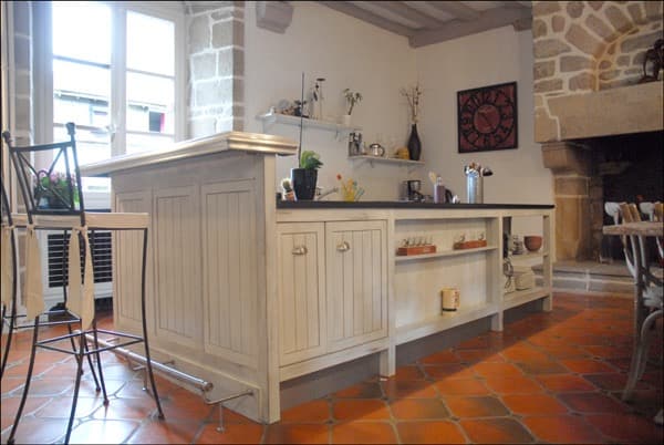 Îlot de cuisine blanc avec bar et tabourets
