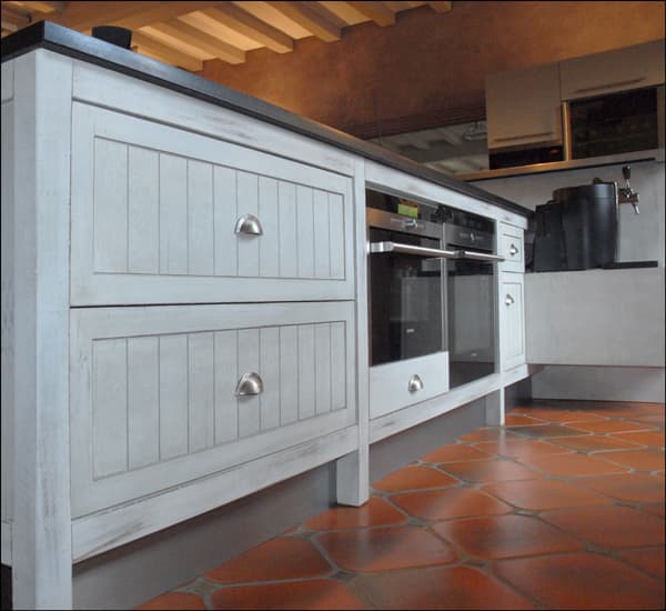 Îlot de cuisine en bois peint gris avec tiroirs et four intégré