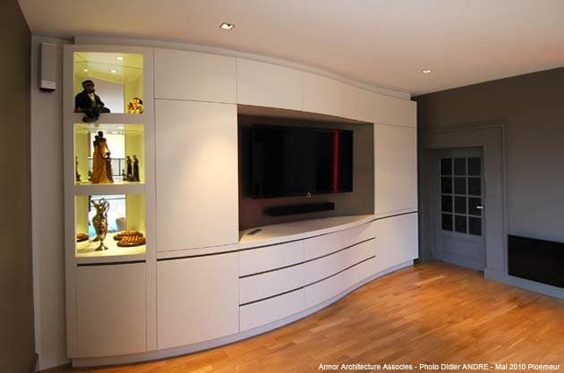 Meuble TV blanc mural avec vitrines éclairées
