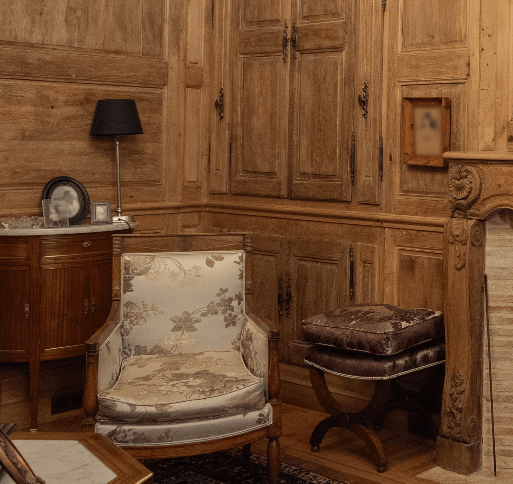 Fauteuil ancien devant des boiseries en chêne