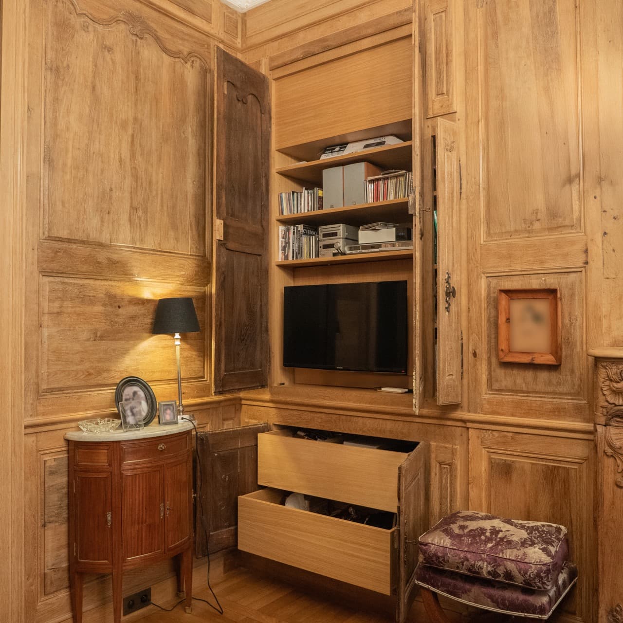Boiseries en chêne avec niche TV et tiroirs intégrés