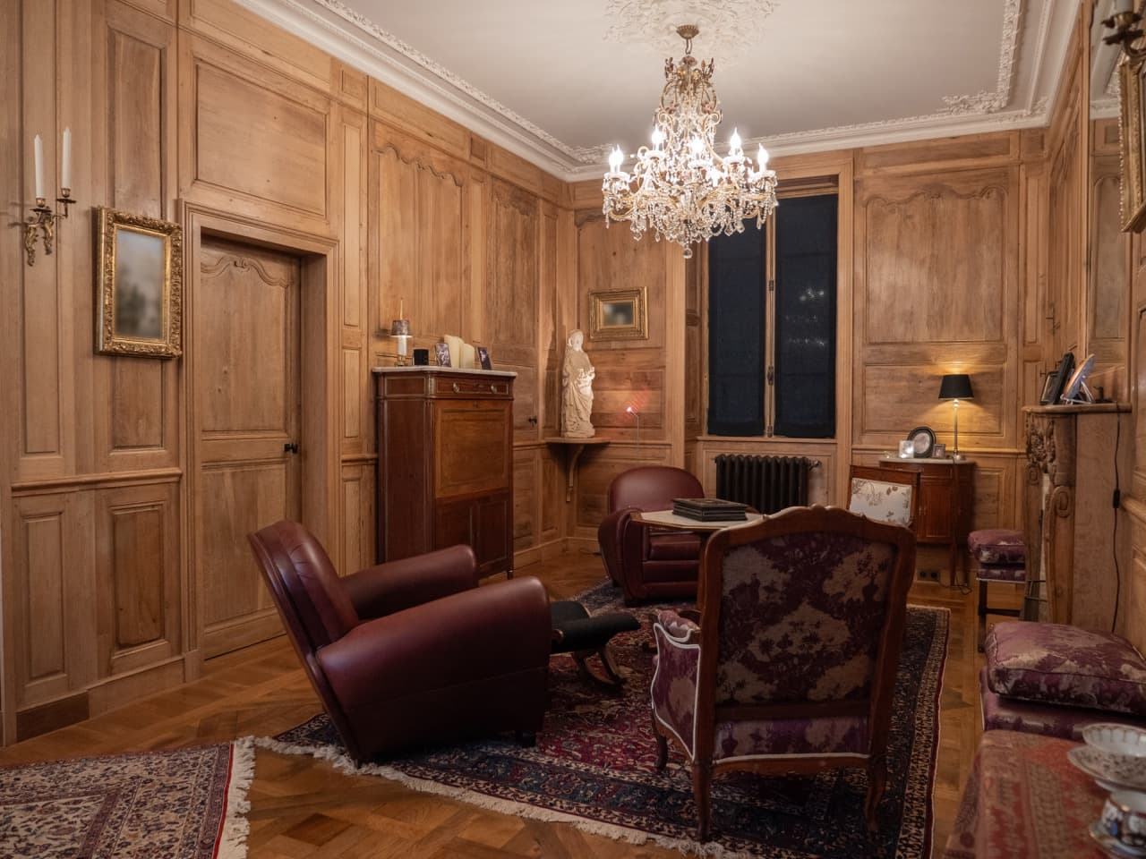 Salon à boiseries anciennes avec lustre en cristal