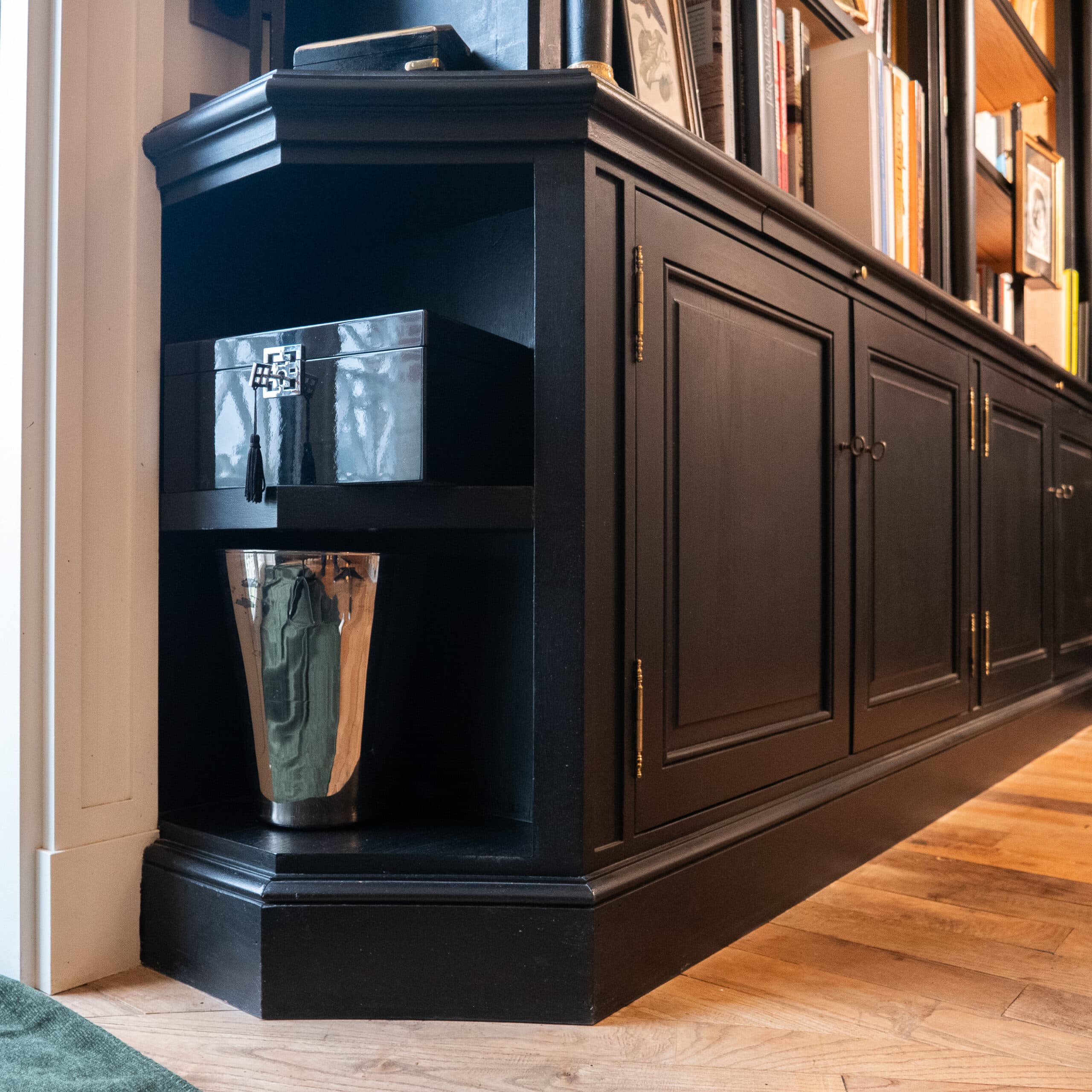 Bibliothèque en bois teinté foncé avec niche décorative