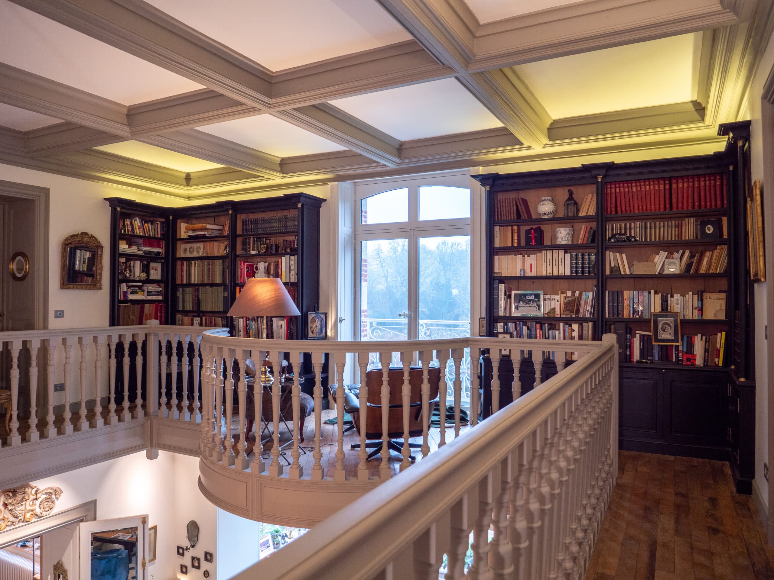 Mezzanine bibliothèque avec plafond à caissons et garde-corps