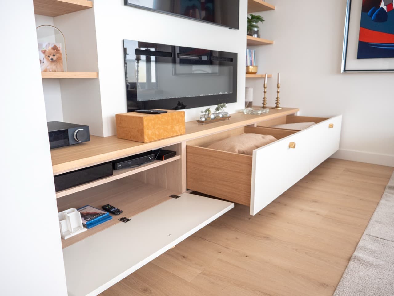 Meuble TV blanc avec tiroir à façade bois ouvert