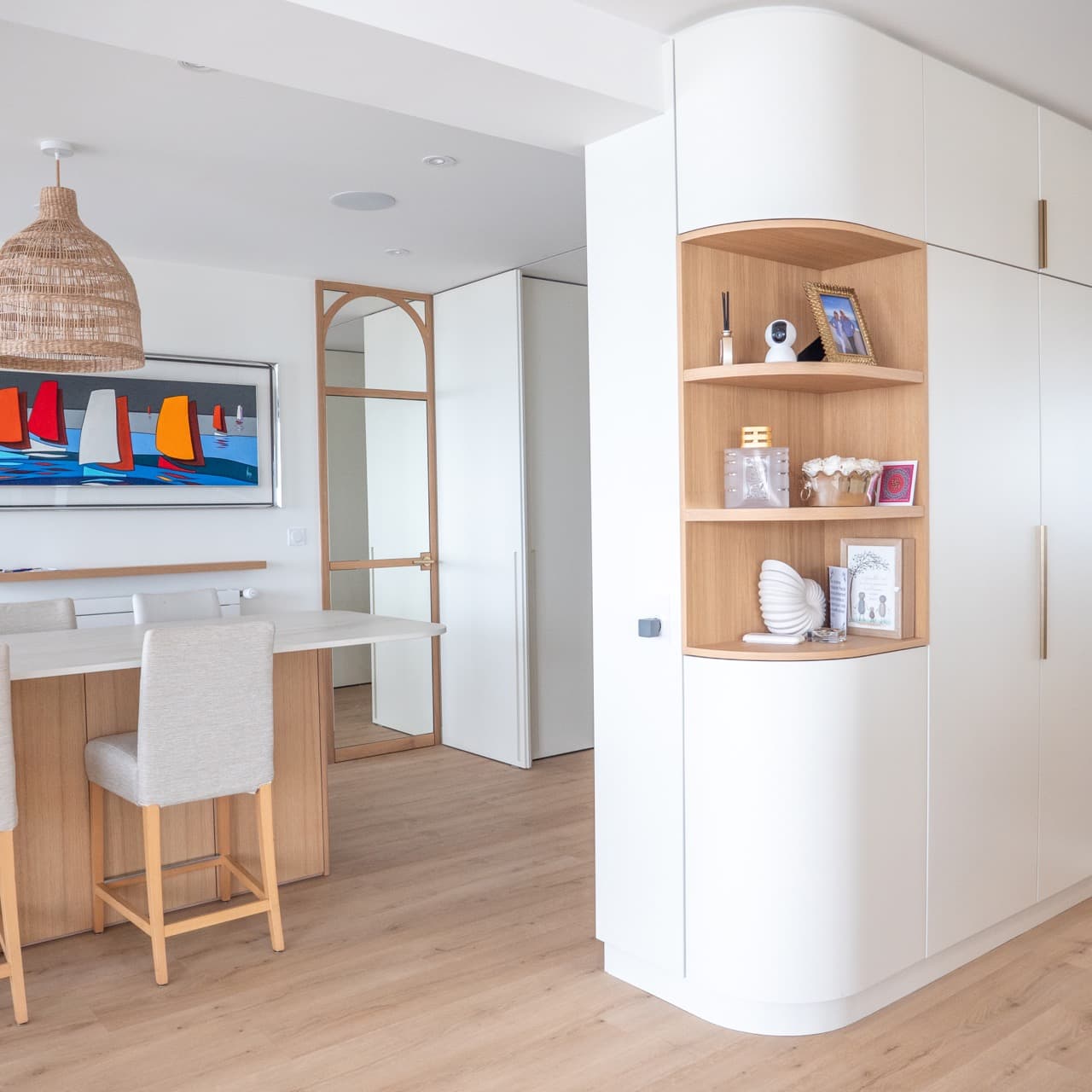 Comptoir en bois et placard d'angle arrondi avec étagères