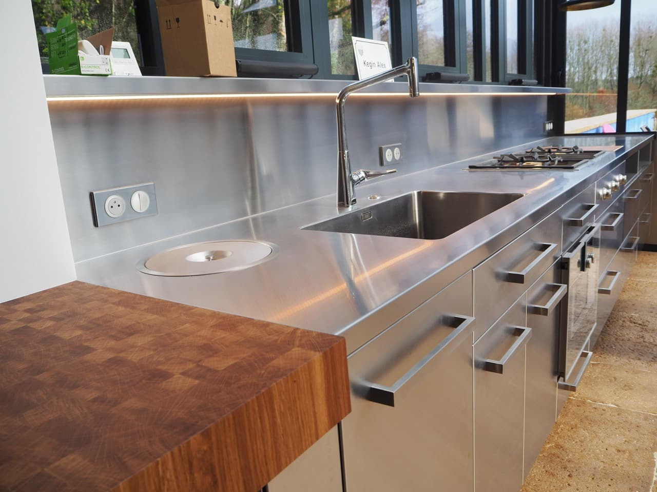 Plan de travail inox et billot en bois de bout