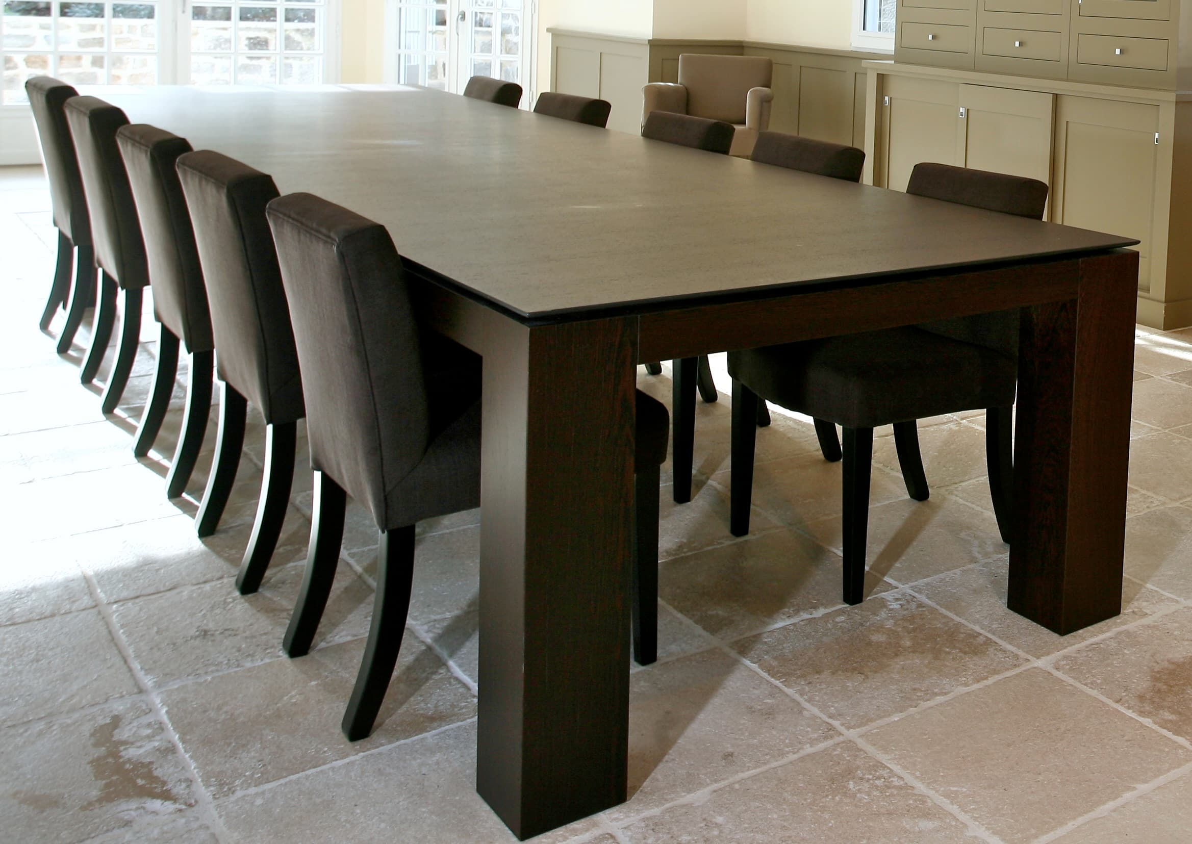 Table en bois foncé et chaises dans une salle à manger