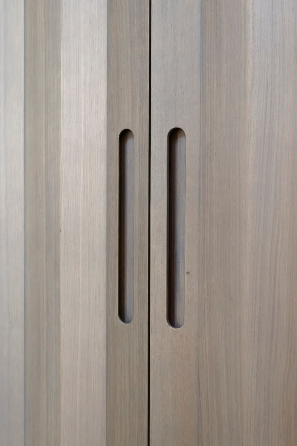 Portes de placard en chêne avec poignées noires
