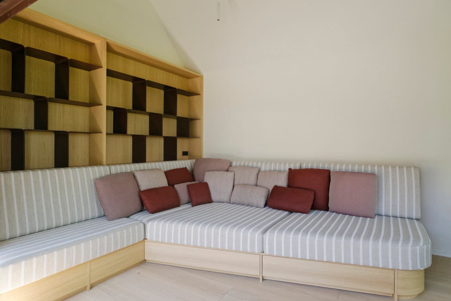 Banquette d'angle sur mesure et bibliothèque à casiers