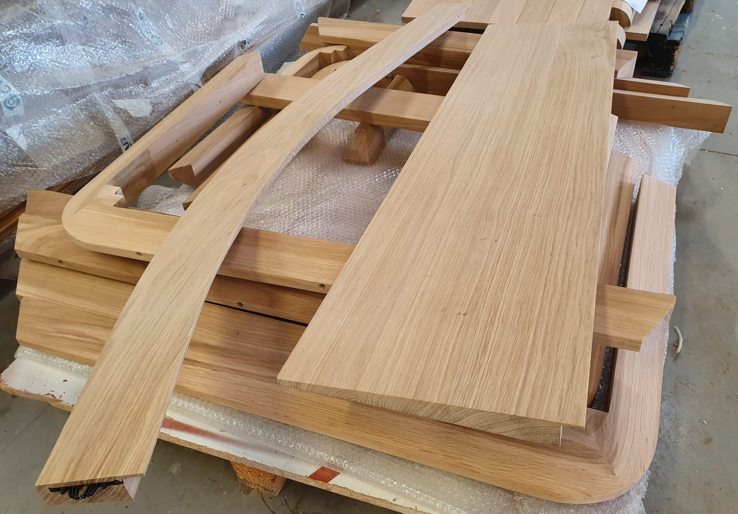 Pièces de bois cintrées en attente d'assemblage
