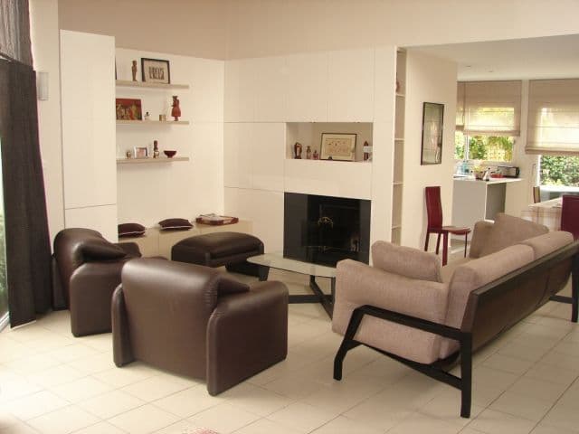 Salon avec niches murales et cheminée encastrée