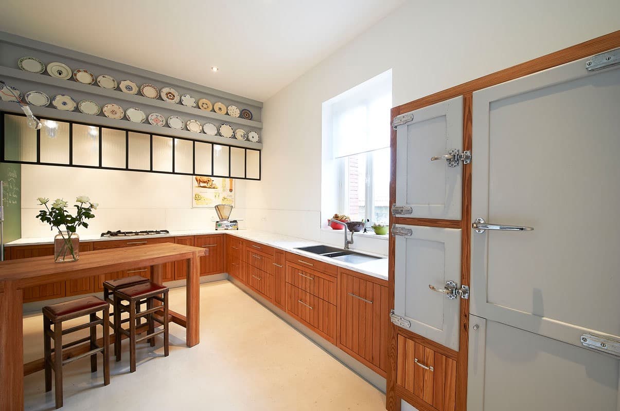 Cuisine en bois avec table centrale et étagère à assiettes