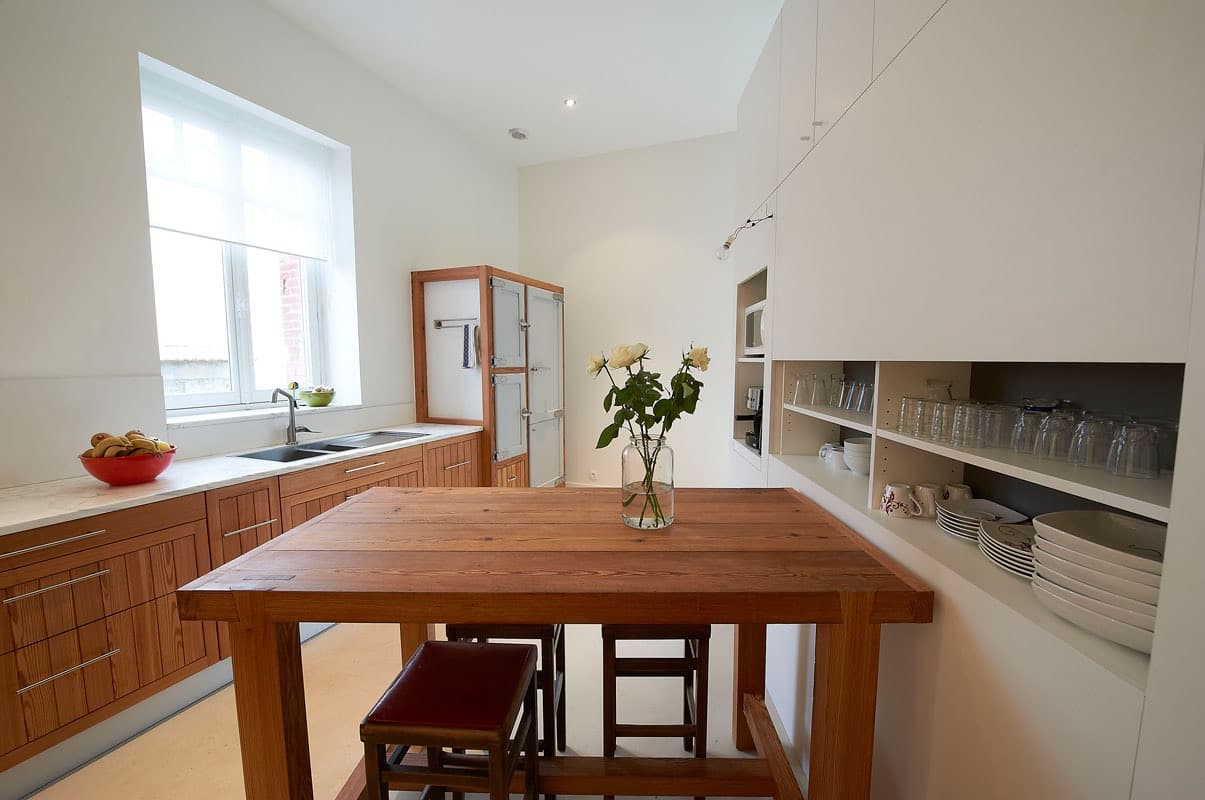 Table de cuisine en bois et rangements ouverts blancs