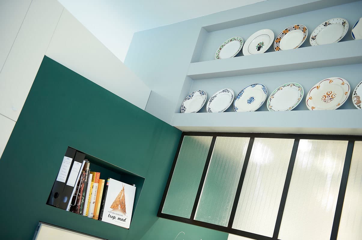 Étagère à assiettes au-dessus d'une verrière intérieure