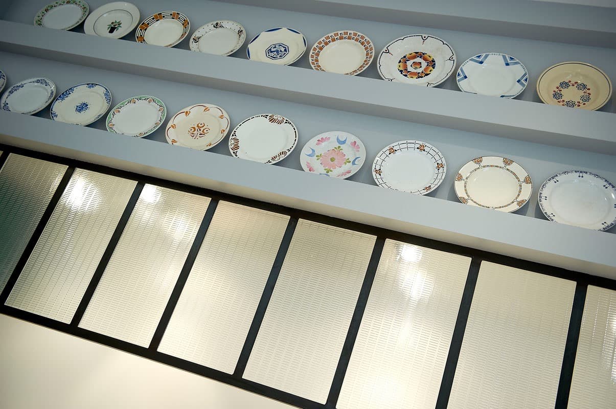 Étagère murale présentant une collection d'assiettes anciennes