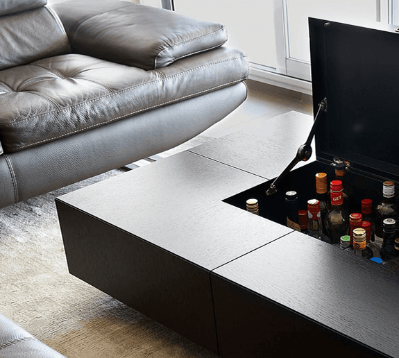 Table basse noire avec rangement à bouteilles intégré
