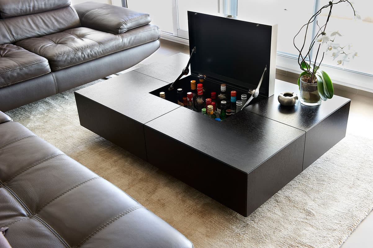 Table basse noire avec coffre ouvert dans un salon