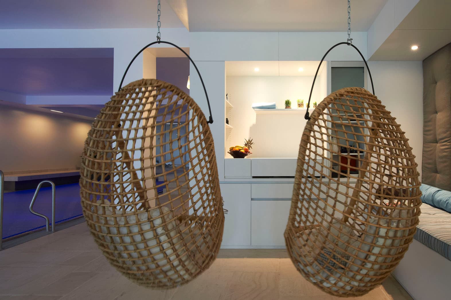 Fauteuils suspendus en rotin dans un espace détente