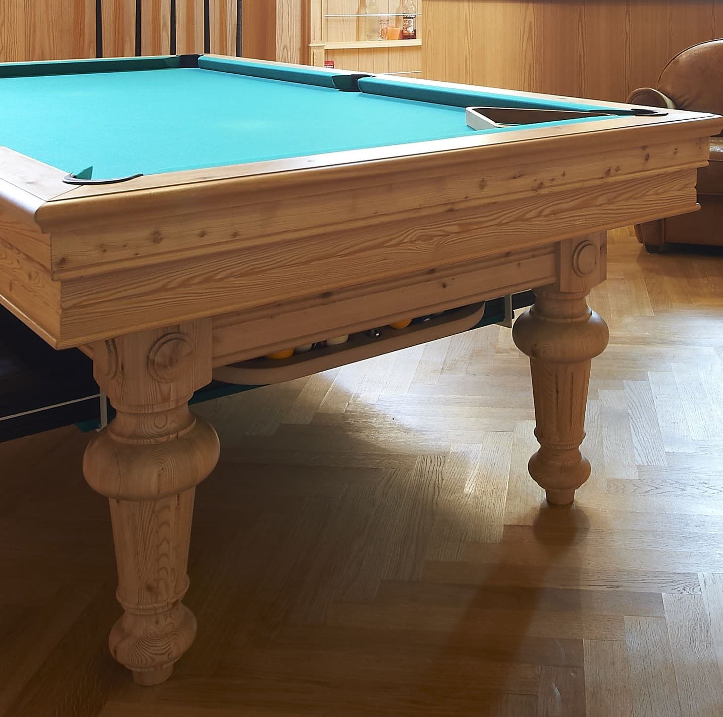 Billard en bois aux pieds tournés et tapis turquoise