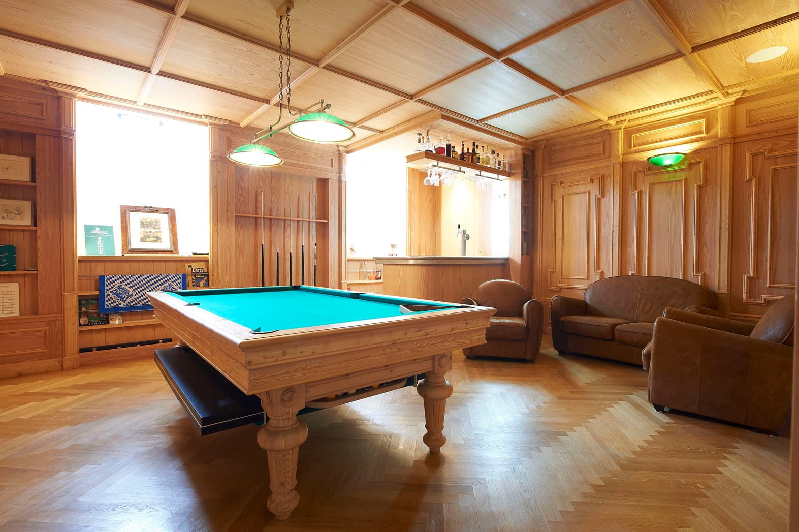 Salle de billard avec boiseries et plafond à caissons