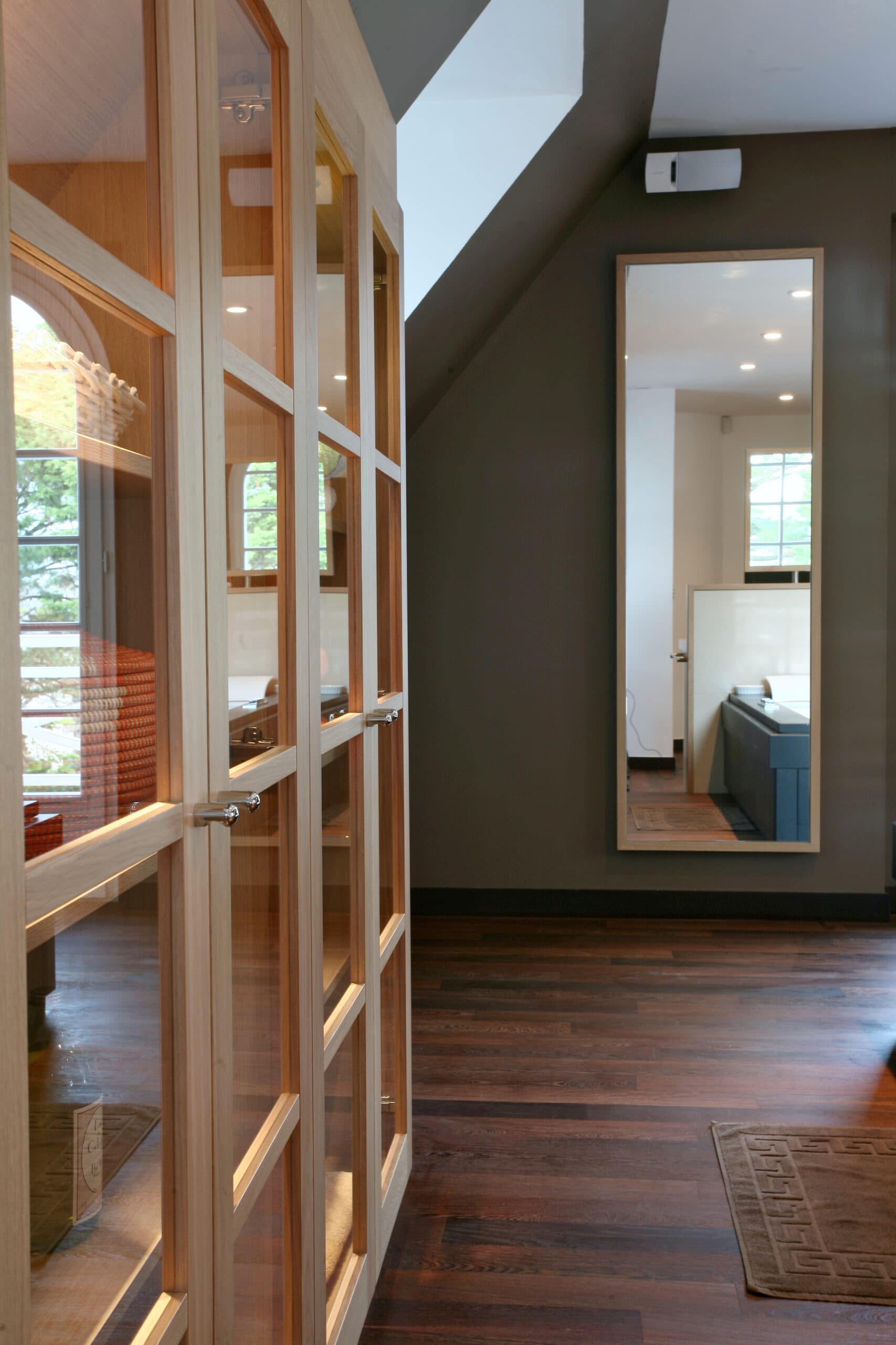 Porte vitrée à petits bois donnant sur un dressing