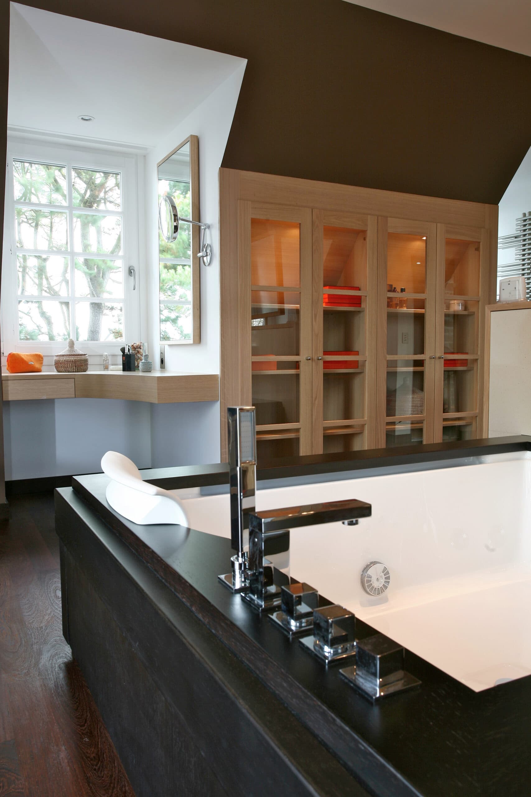 Baignoire habillée de noir et dressing vitré