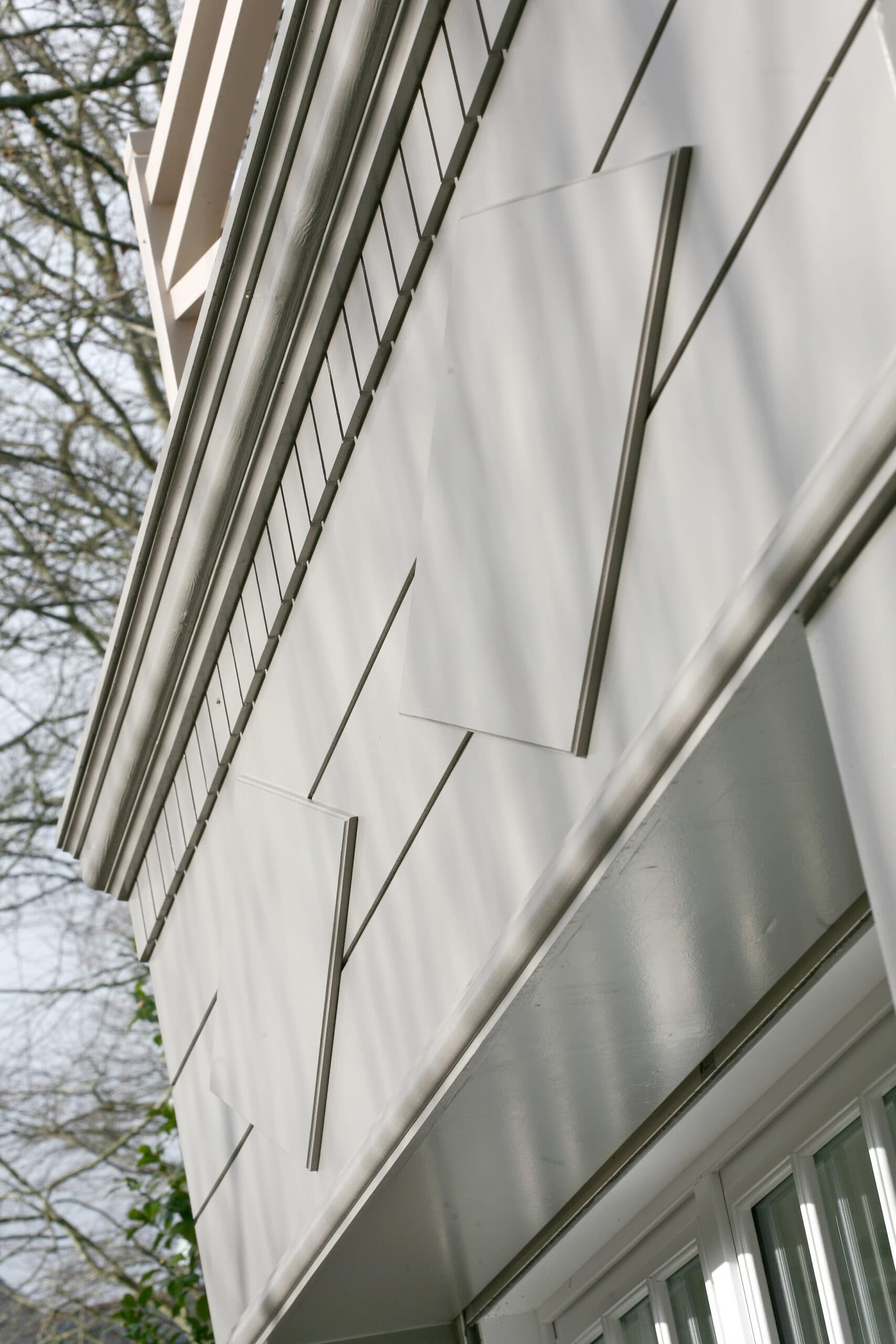 Bardage gris à motifs géométriques en façade