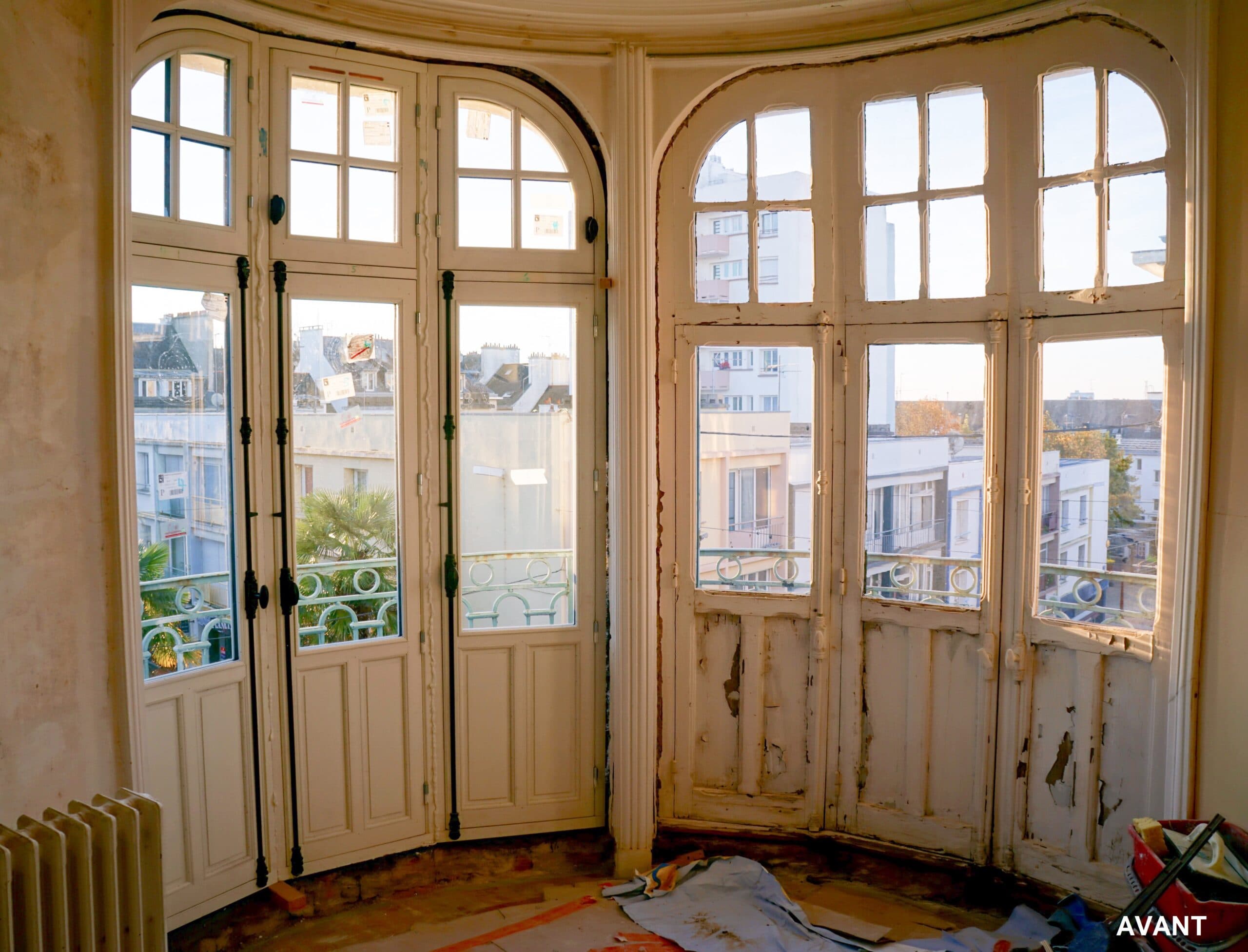 Menuiseries anciennes d'un bow-window avant rénovation
