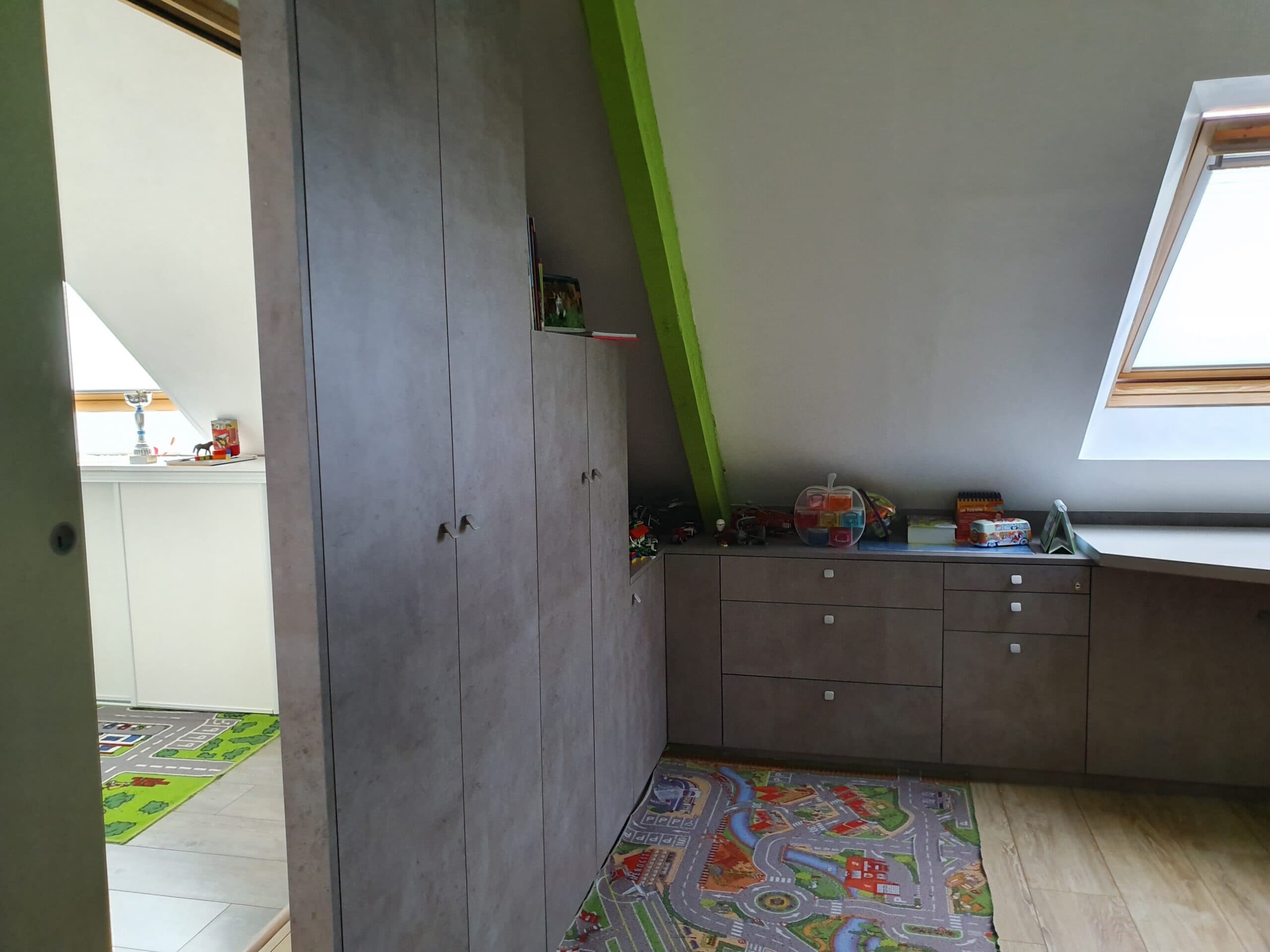 Armoire en bois gris dans une chambre sous les toits