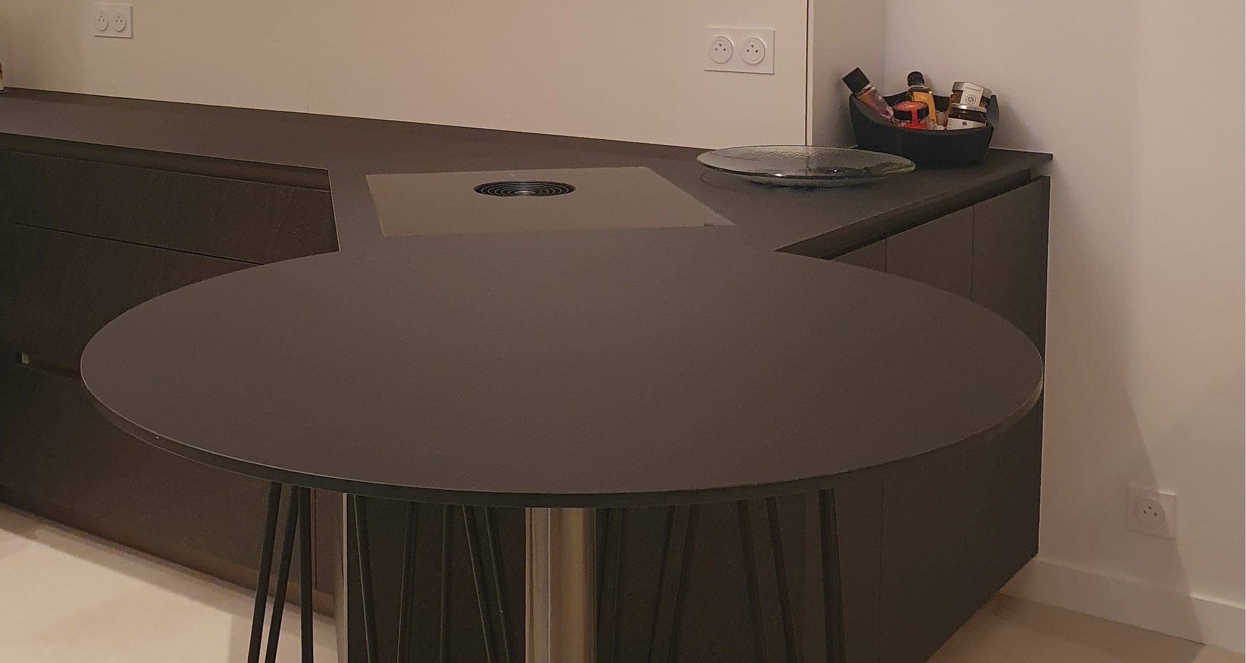 Plan de travail arrondi en céramique anthracite