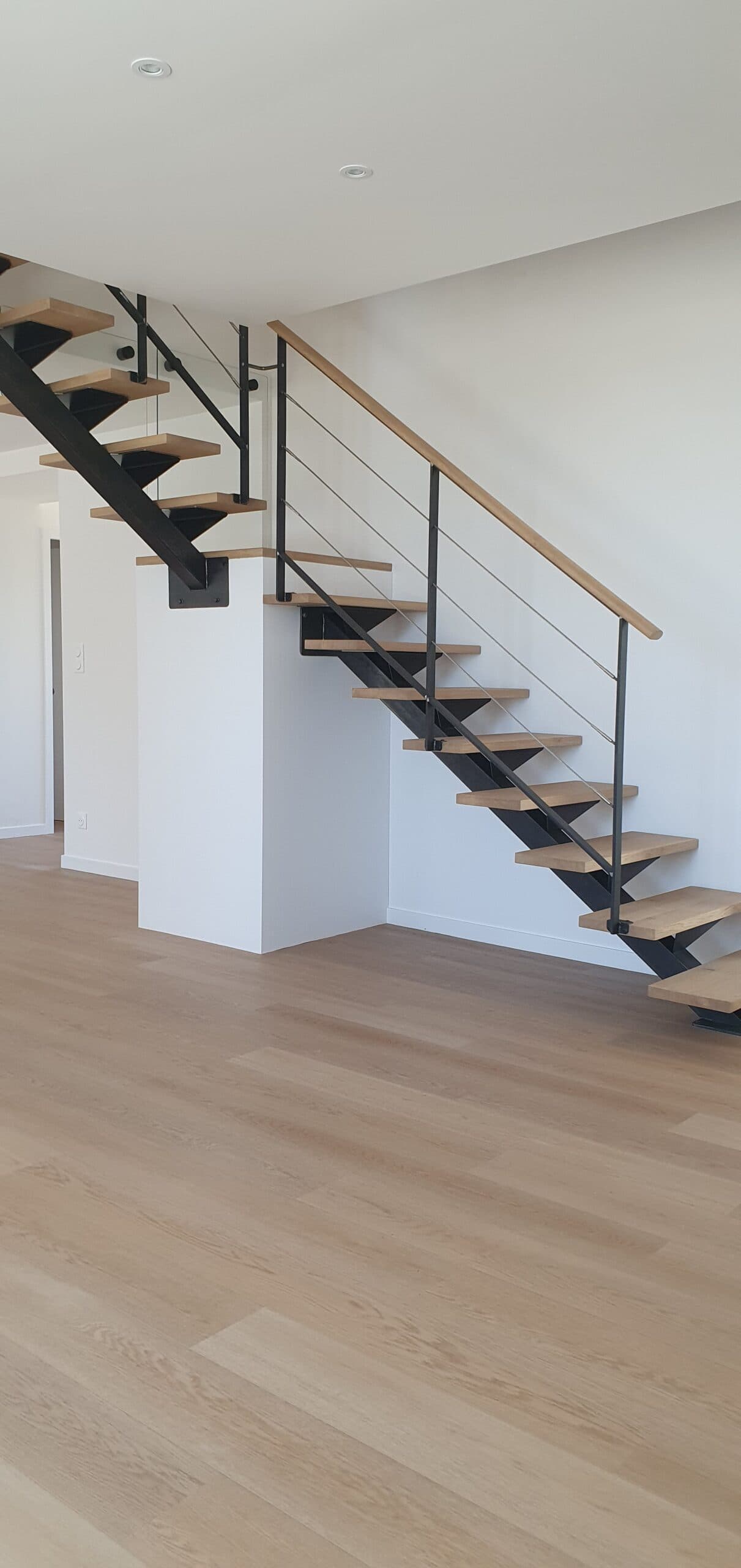 Escalier à limon métallique et marches en bois
