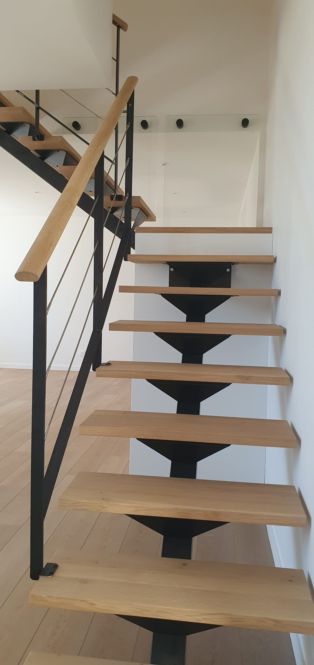 Escalier suspendu aux marches en bois et garde-corps métal
