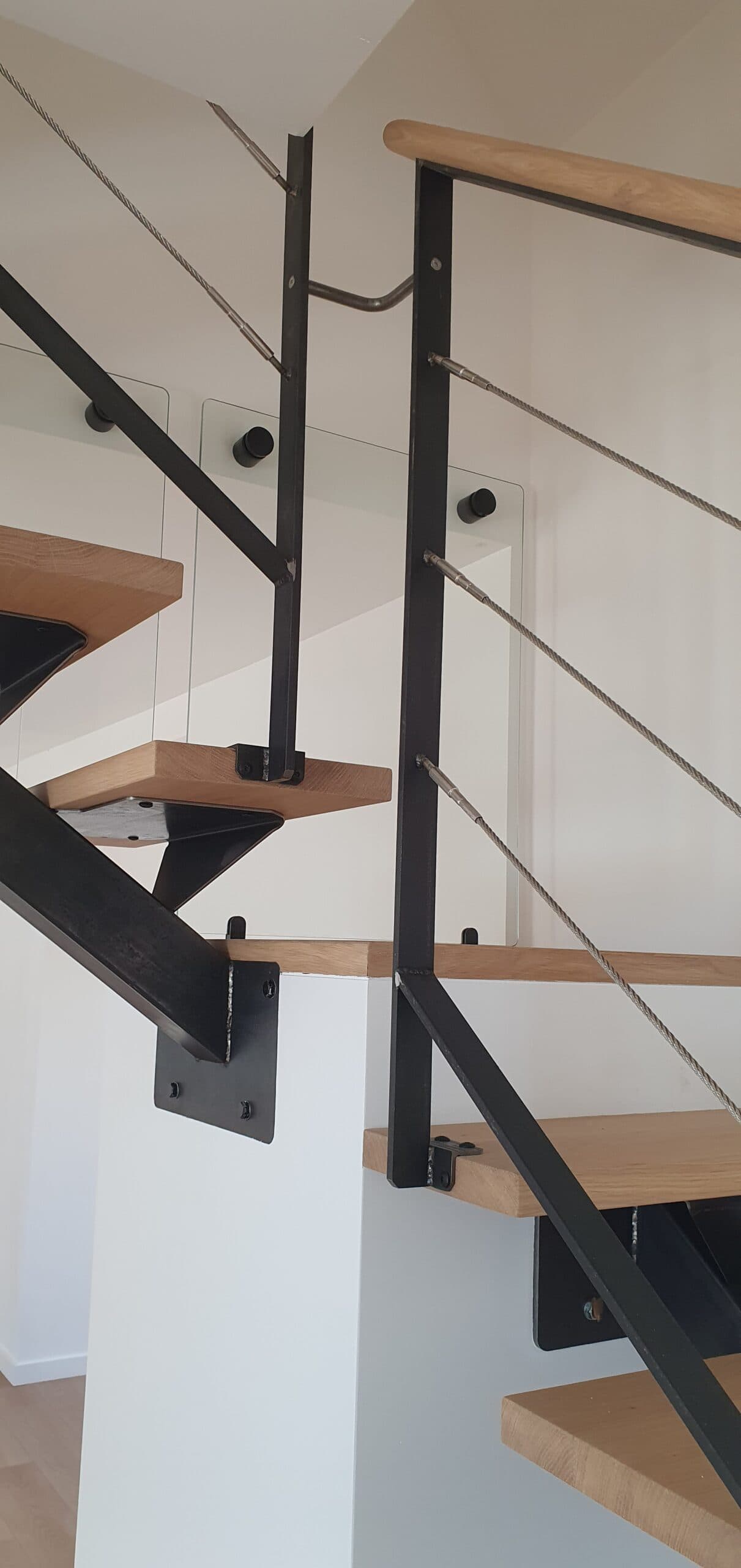 Escalier en bois avec garde-corps en câbles métalliques