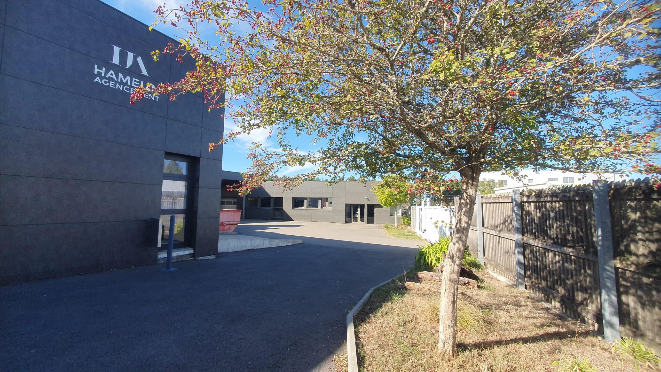Bâtiment Hamelin Agencement à Lorient vu depuis le parking
