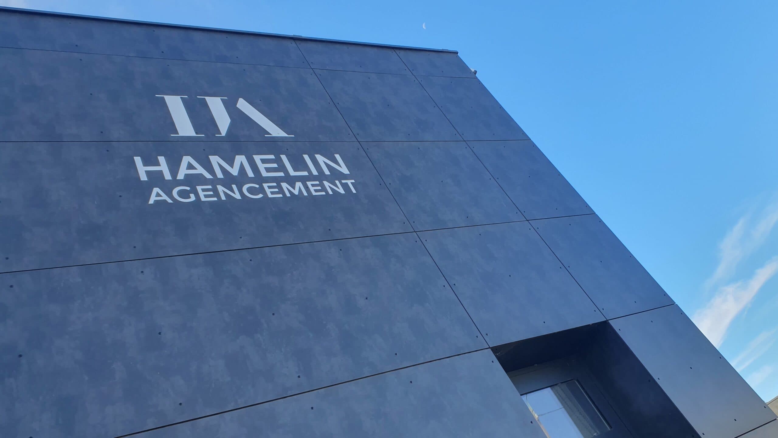 Logo Hamelin Agencement sur la façade de l'atelier