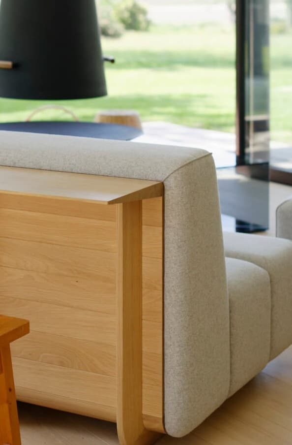 Accoudoir en chêne d'une banquette sur mesure